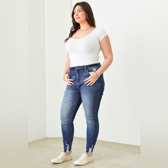 NWT-Plus Size Stretchy Destroyed Silhouette Denim Jeans - Picture 1 of 8